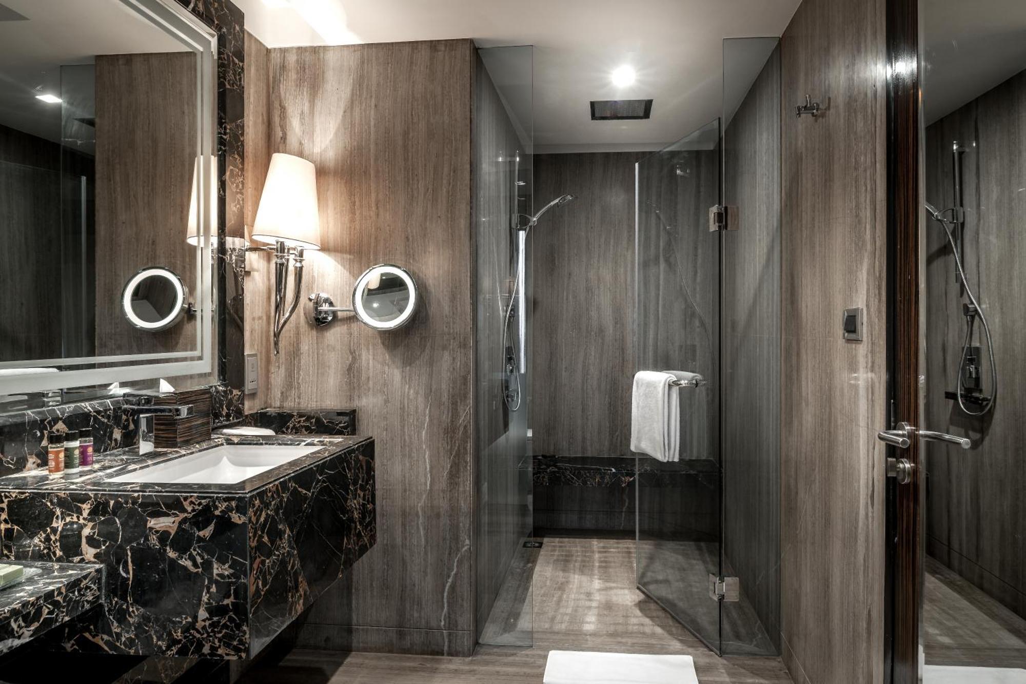 Executive Suite -20% discount on Food & Beverage, Spa and Laundry